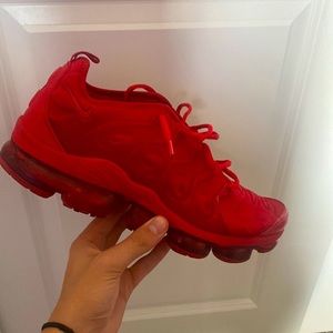 NIKE vapormax plus TRIPLE red